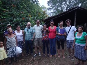 Lideresa de la Comunidad El Tambo Doña Lupe Palma junto a su familia con el equipo del proyecto.
