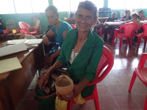 Doña Teresa Palacios de la Comunidad de Cuascoto 2 mostrando una de sus artesanías elaboradas por ella. 